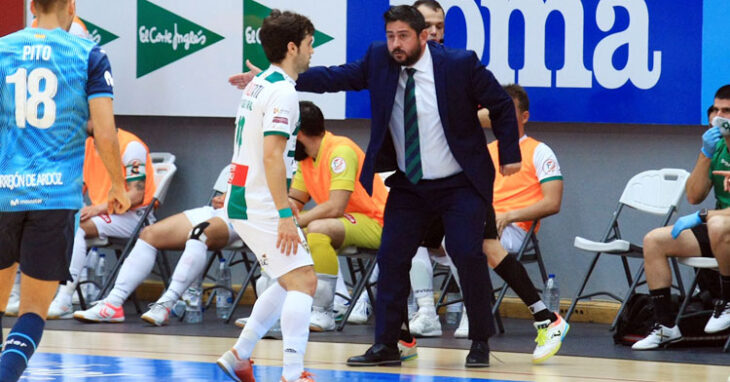 Josan González dando órdenes desde su banquillo. Foto: Córdoba Futsal