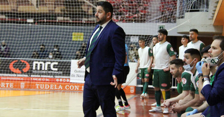 Josan González siguiendo el juego desde la banda. Foto: Ribera Navarra FS