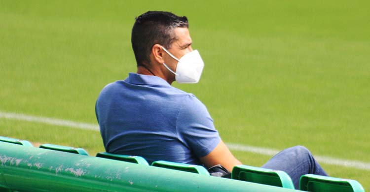Juanito siguiendo uno de los últimos entrenamientos del Córdoba CF.Juanito siguiendo uno de los últimos entrenamientos del Córdoba CF.