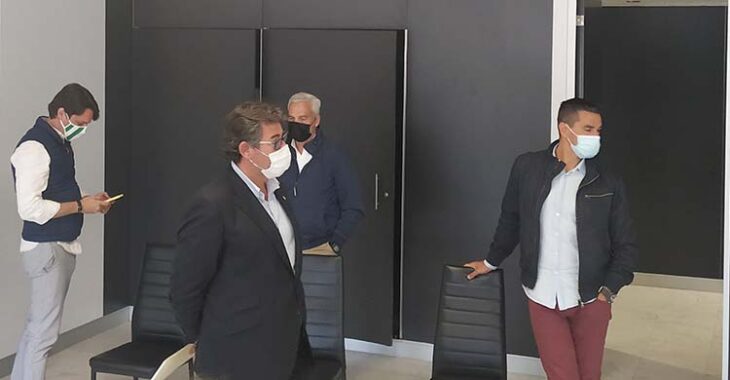 Javier González Calvo con Juanito, que parece mirar la puerta de salida, junto a Miguel Valenzuela y el consejero Adrián Fernández a la izquierda.