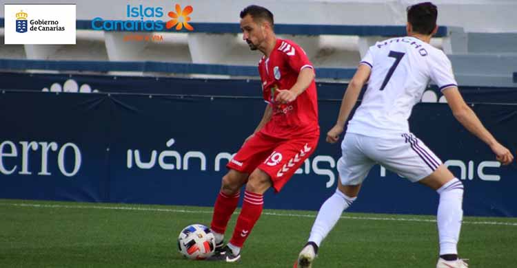 López Silva buscando un desplazamiento en largo jugando con los canarios.