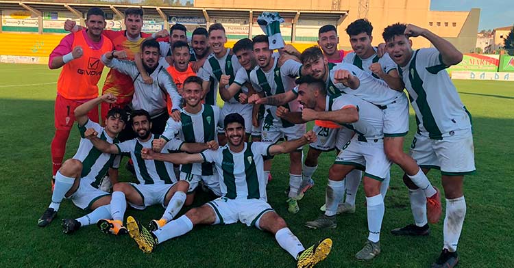 La alegría de la plantilla del filial blanquiverde tras su triunfo en Los Barrios (1-3).