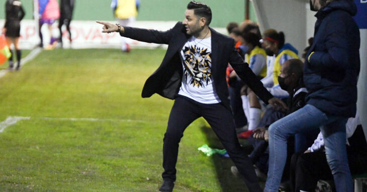 Manuel Fernández en una indicación desde su área técnica. Foto: CD Pozoalbense Femenino