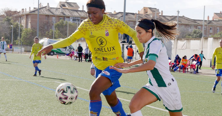 María Avilés peleando una pelota contra una rival. Foto: Antonio Quintero / Córdoba Femenino