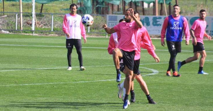 Mario Ortiz intenta controlar el balón ante un compañero.