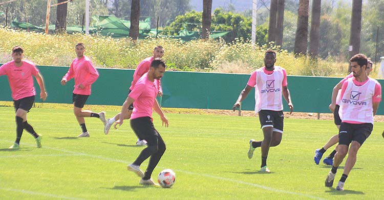 Miguel de las Cuevas encarando a un Bernardo Cruz que regresa a la convocatoria.