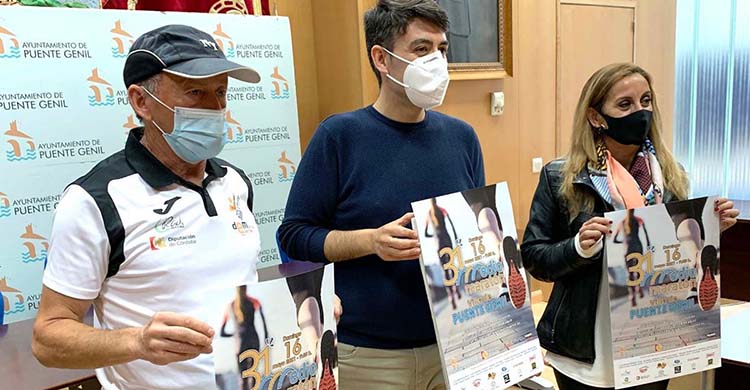 De izquierda a derecha Miguel Ríos, el concejal de Deportes de Puente Genil, José Antonio Gómez, y Sandra Martínez, presidenta del Club Amigos del Canal.