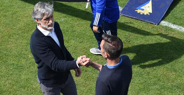 Pablo Alfaro saludando al técnico del Cádiz B Cifuentes.