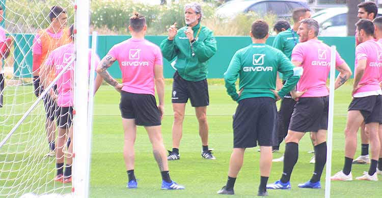 Pablo Alfaro dando instrucciones a sus hombres.
