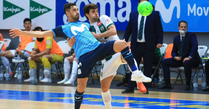 Pablo del Moral intentando controlar un balón durante el partido.