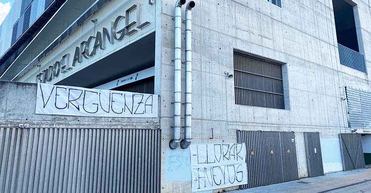 Las pancartas que integrantes de las Brigadas Blanquirverdes colocaron esta tarde en El Arcángel.