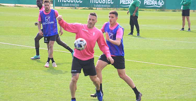 Piovaccari intenta controlar el balón ante Alberto Ródenas.