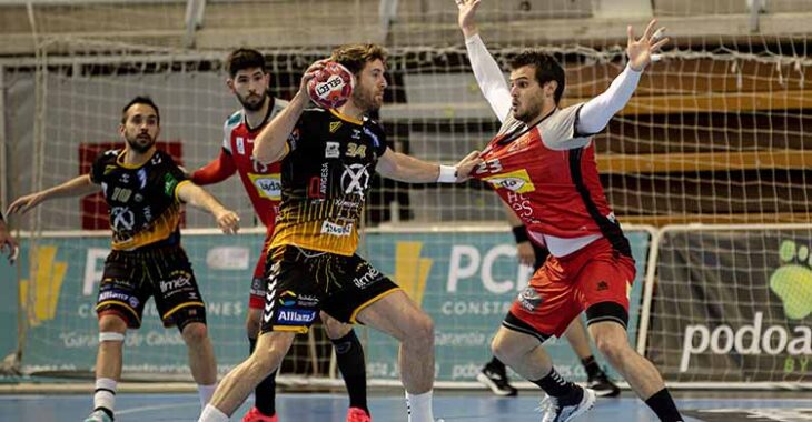 Vicente Poveda buscando a un compañero con Cuenca al fondo ante la defensa del Bada Huesca