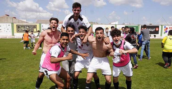 Los jugadores del Pozoblanco celebrando a la grande su histórica remontada.Los jugadores del Pozoblanco celebrando a la grande su histórica remontada.