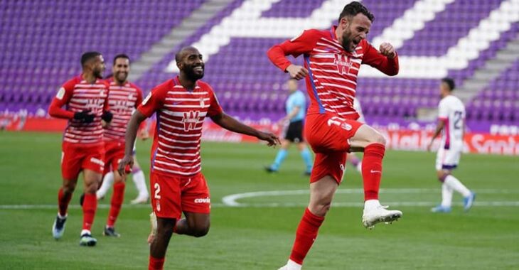 Quini celebrando su primer gol en Primera con el Granada en Valladolid.
