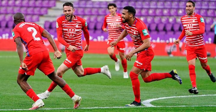 Eufórico. Quini celebrando su primer gol en la élite con sus compañeros.Eufórico. Quini celebrando su primer gol en la élite con sus compañeros.