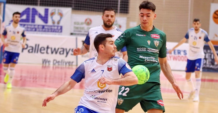 Ricardo en la pelea con un jugador zaragozano. Foto: Jorge Vicioso