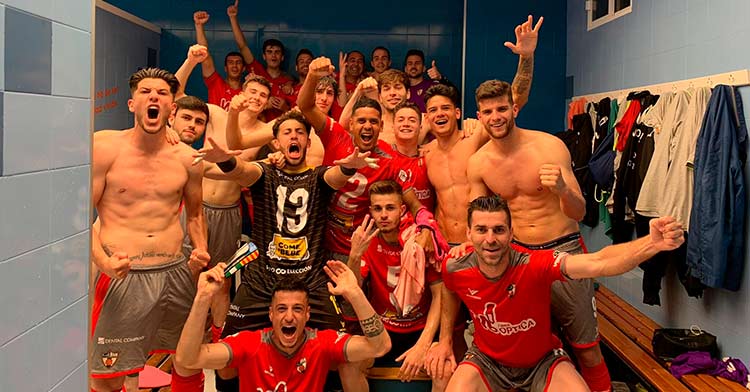 La plantilla del Pozoblanco celebrando su victoria en Rota (1-4).
