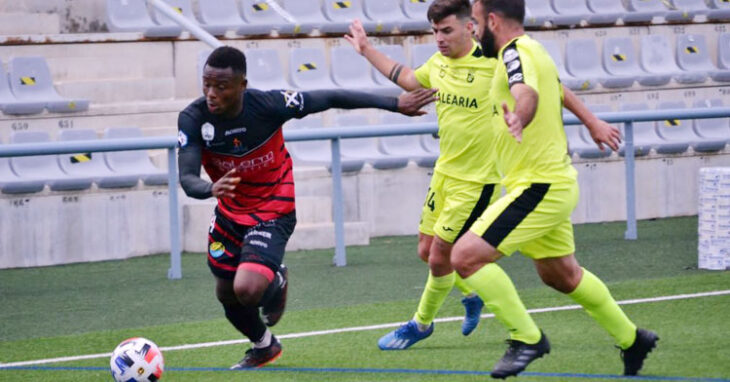 Félix Chenkam buscando la jugada de ataque. Foto: Tino Navas / Salerm Puente Genil