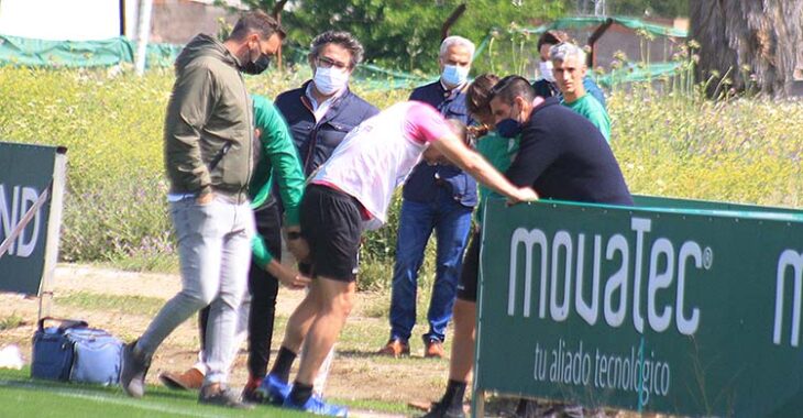 Samu Delgado echándose la mano a su pierna mientras es consolado por Juanito y Javier González Calvo, entre otros.