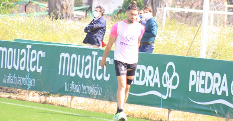 Samu Delgado marchándose del entreno cojeando con el consejero delegado y la dirección deportiva al fondo.