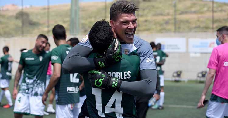 Becerra recibe la felicitación de Álex Robles tras acabar el partido en Canarias. Foto: CCF