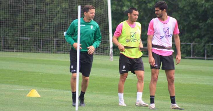 Víctor Salas durante el entrenamiento de este miércoles junto a Moutinho y Bernardo Cruz.