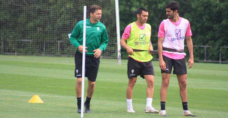 Víctor Salas durante el entrenamiento de este miércoles junto a Moutinho y Bernardo Cruz.