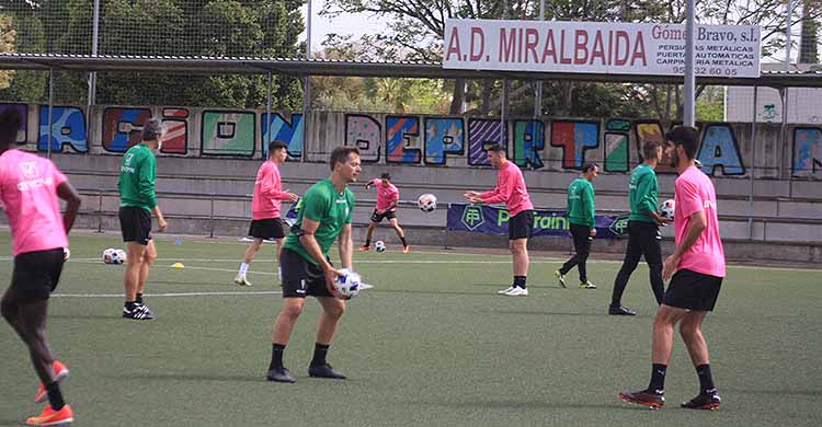 Ricardo Visus esperando el balón de Víctor Salas, con Pablo Alfaro al fondo siguiendo las evoluciones de Ródenas y Luismi.
