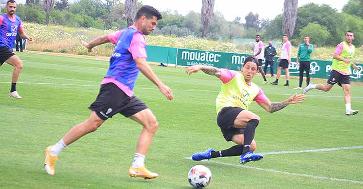 Willy arma su pierna para rematar a puerta con Farrando intentando obstaculizar el tiro.