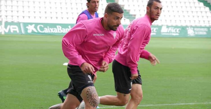 Djak Traoré este jueves encimando a Willy con Djetei al fondo.