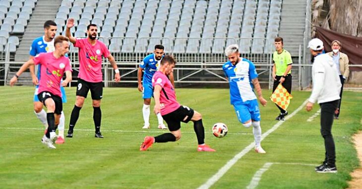 Los jugadores del Xerez CD y del Ciudad de Lucena disputan un balón ante las atentas miradas de Dimas Carrasco y Esteban Vigo. Foto: Ciudad de Lucena.