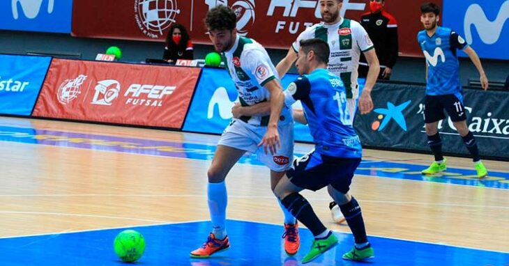 Zequi peleando un balón en la cancha del Inter. Foto: Córdoba Futsal