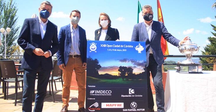 De izquierda a derecha Miguel Ángel Torrico, Juande Benítez, María del Mar Romero y Manuel Torrejimeno posando con el cartel y la Copa Albolafia.