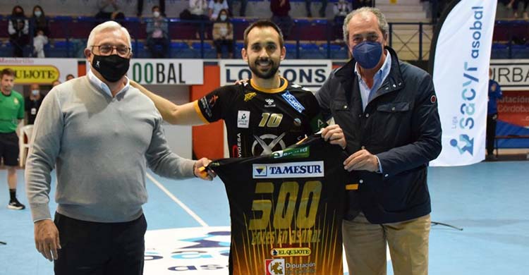 José Cuenca recibiendo hace unas semanas la camiseta conmemorativa de sus 500 goles en Asobal de Mariano Jiménez y Francis Pérez.