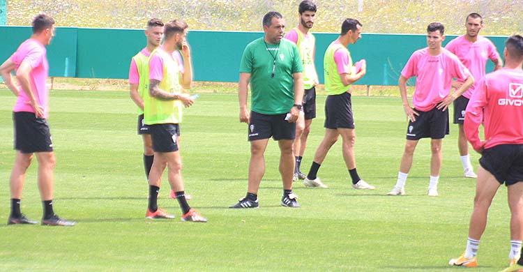 Germán Crespo, entre Nahuel Arroyo y Luismi, dando instrucciones a sus hombres esta semana.