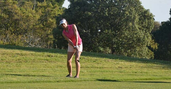 Lourdes Acasuso aproachando en el hoyo 17.