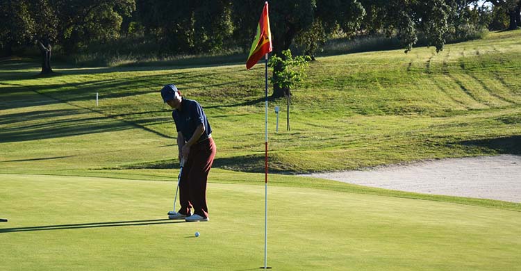 Hern Suk Mun putteando en el green del hoyo 15.Hern Suk Mun putteando en el green del hoyo 15.