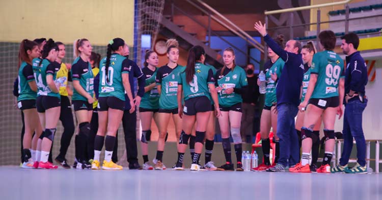 Las jugadoras fuensantinas escuchan a Rafa Moreno en un tiempo muerto. Foto: Fran Pérez / Balonmano Adesal
