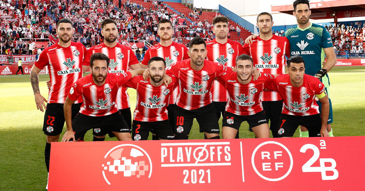 El Zamora de Adri Crespo, el primero por la izquierda arriba, no pudo con el potente Badajoz. Foto: RFEF