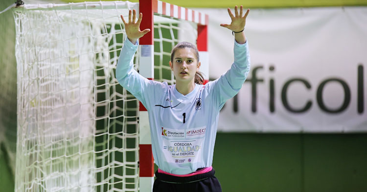 Alba González espera un disparo bajo las maderas. Foto: Fran Pérez / Balonmano Adesal