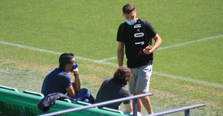 Alberto el Moral saludando a Juanito y Raúl Cámara tras realizar una sesión específica de recuperación.