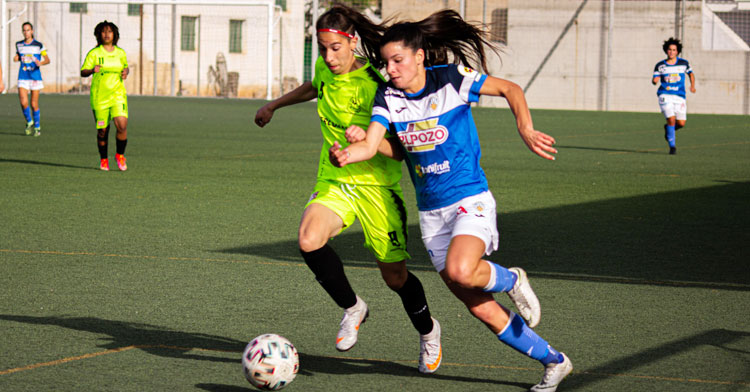 Loba tapando a una jugadora del Alhama. Foto: Alhama ElPozo