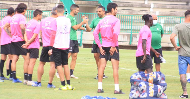 Germán Crespo estrechado su mano con Andrés Armada tras hacerlo personalmente con cada uno de los integrantes del plantel.