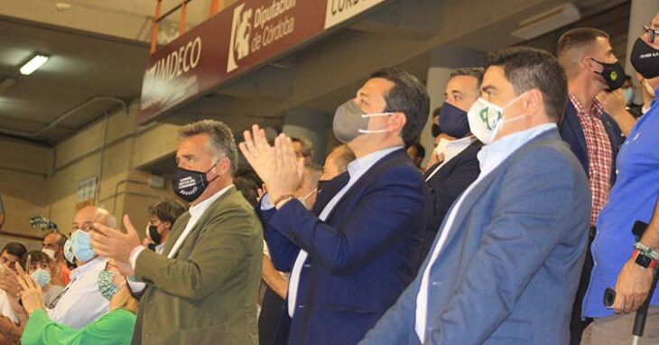El alcalde, José María Bellido, aplaudiendo el esfuerzo de los cordobeseistas junto a su presidente.