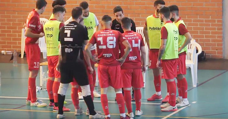 La plantilla del Bujalance durante un tiempo muerto solicitado por Fermín Hidalgo.