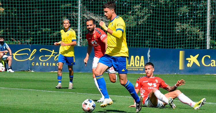 Un lance del encuentro que disputaron Cádiz B y Murcia (0-1) en la jornada 5.
