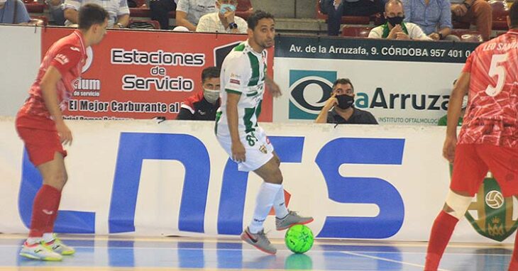 Caio César pisado el balón ante un jugador de ElPozo.