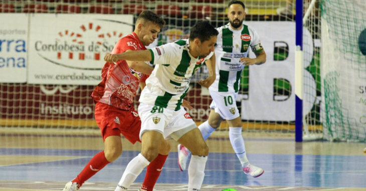 Manu Leal, atento a la disputa de Caio César con un jugador de ElPozo Murcia. Foto: Córdoba Futsal