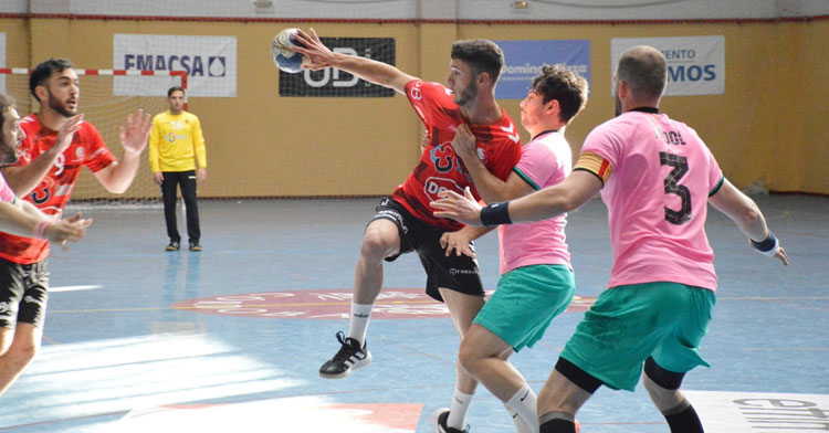 Carlos León intenta dejar el balón atrás hacia Esteban López. Foto: CBM